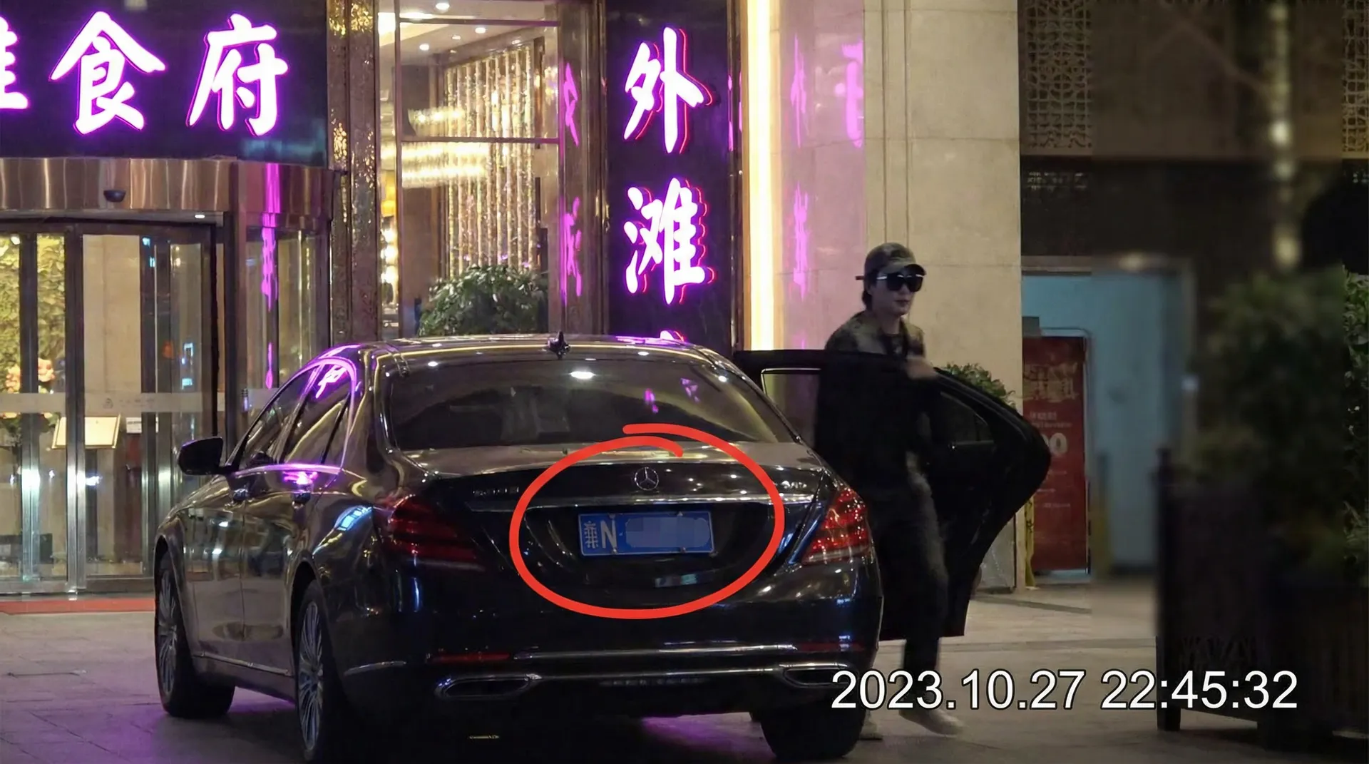 博业体育平台官网 - 豪车餐厅外被拍